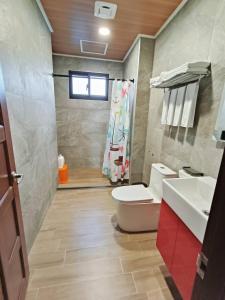A bathroom at 海葵民宿-全新獨棟