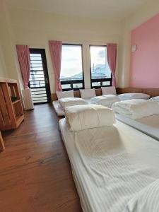 A bed or beds in a room at 海葵民宿-全新獨棟