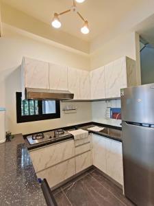 A kitchen or kitchenette at 海葵民宿-全新獨棟