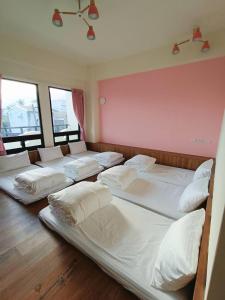 A bed or beds in a room at 海葵民宿-全新獨棟