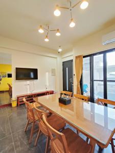 A television and/or entertainment centre at 海葵民宿-全新獨棟