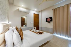 TV a/nebo společenská místnost v ubytování Aadat Hotel Subhash Chowk Gurgaon