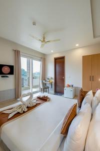 Postel nebo postele na pokoji v ubytování Aadat Hotel Subhash Chowk Gurgaon