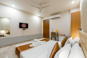 Postel nebo postele na pokoji v ubytování Aadat Hotel Subhash Chowk Gurgaon