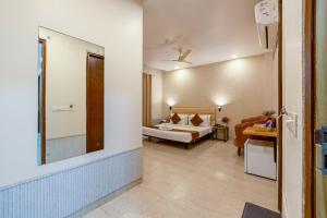 Postel nebo postele na pokoji v ubytování Aadat Hotel Subhash Chowk Gurgaon