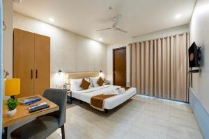 Postel nebo postele na pokoji v ubytování Aadat Hotel Subhash Chowk Gurgaon