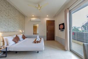 Postel nebo postele na pokoji v ubytování Aadat Hotel Subhash Chowk Gurgaon