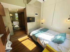 Giường trong phòng chung tại JST Hotel
