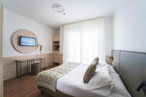 Postel nebo postele na pokoji v ubytování Jesolopalace Hotel & Aparthotel