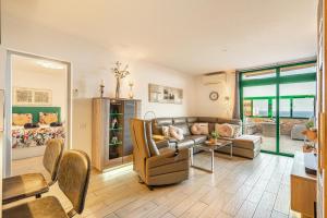 ein Wohnzimmer mit Sofa und Tisch in der Unterkunft Paz Ocean View Luxury, Air condition, Wifi, Heated pool in San Miguel de Abona