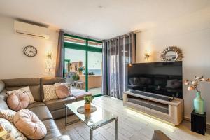 Televisyen dan/atau pusat hiburan di Paz Ocean View Luxury, Air condition, Wifi, Heated pool