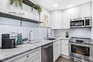 Fotografie z fotogalerie ubytování YOUR New Luxury Lakeview Condo w Pool Access v destinaci Lake Geneva + 17 fotografií