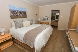 LidgettonRiver Bend Farm的一间卧室，配有一张大床和一扇窗户。