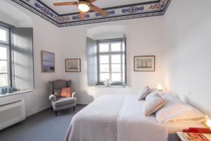 A bed or beds in a room at Villa 1853-Upper floor