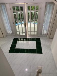 Ένα μπάνιο στο Vila green apple aamaleeq cipanas puncak