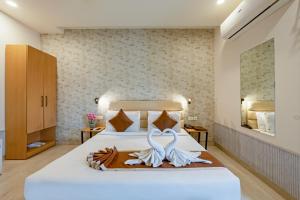 Postel nebo postele na pokoji v ubytování Aadat Hotel Subhash Chowk Gurgaon + 37 fotografií
