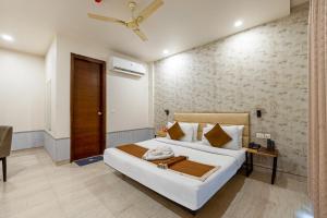 Postel nebo postele na pokoji v ubytování Aadat Hotel Subhash Chowk Gurgaon