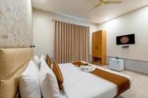 TV a/nebo společenská místnost v ubytování Aadat Hotel Subhash Chowk Gurgaon