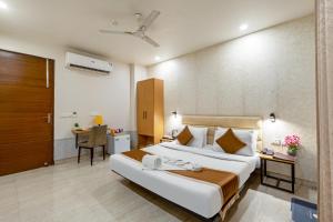 Postel nebo postele na pokoji v ubytování Aadat Hotel Subhash Chowk Gurgaon