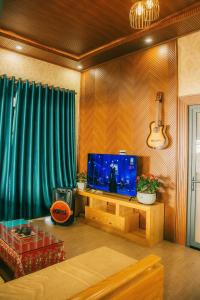 TV a/nebo společenská místnost v ubytování Cẩm Tú House Đà Lạt