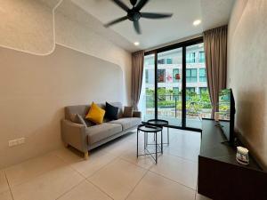 クチンにあるCozyDeLofts 2R2B near galacity, 5pax YPM1306のソファとテレビのあるリビングルーム