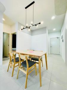 クチンにあるCozyDeLofts 2R2B near galacity, 5pax YPM1306の木製のテーブルと椅子のあるダイニングルーム