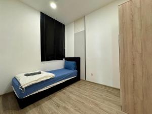 クチンにあるCozyDeLofts 2R2B near galacity, 5pax YPM1306のベッドルーム1室(青いベッド1台、窓付) +16枚の写真