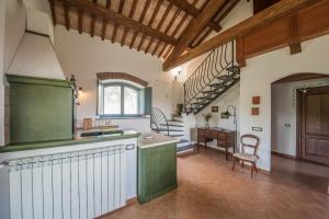 cocina grande con encimera y mesa en Borgo Podernovo, en Bolsena