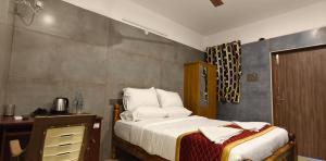 Postel nebo postele na pokoji v ubytování SJS RESIDENCY Thiruvannamalai