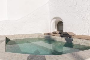 Bazén v ubytování Aperto Suites - Adults Only nebo v jeho okolí
