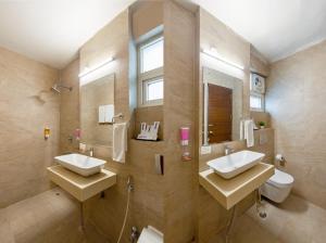 Koupelna v ubytování Aadat Hotel Subhash Chowk Gurgaon