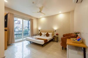Postel nebo postele na pokoji v ubytování Aadat Hotel Subhash Chowk Gurgaon