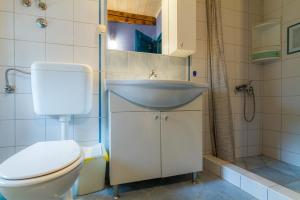 ein Badezimmer mit Toilette und Waschbecken in der Unterkunft Casa Angeli in Banjol - Haus für 4-5 Personen in Rab + 16 Fotos
