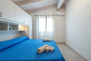 サンタンナ・アッレージにあるIl Tramontoの- 青いベッドのタオル2枚