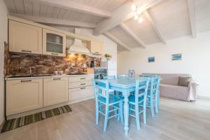 サンタンナ・アッレージにあるIl Tramontoのキッチン(青いテーブル、いくつかの椅子付)