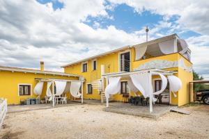 サンタンナ・アッレージにあるIl Tramontoの黄色の家