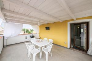 サンタンナ・アッレージにあるIl Tramontoの白いテーブルと椅子のあるダイニングルーム