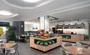 索非亚茉莉酒店的一间设有桌子和柜台的餐厅,