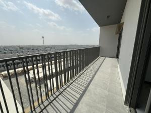 ドバイにあるBrand New Chic Studio Apartment 8min to Downtownの空港を望む空のバルコニー