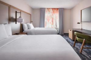 Postel nebo postele na pokoji v ubytování Fairfield Inn & Suites Woodbridge