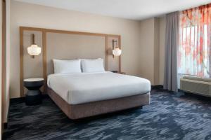 Postel nebo postele na pokoji v ubytování Fairfield Inn & Suites Woodbridge