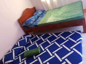 Un pat sau paturi într-o cameră la Room in BB - Aremen Transient, Nipa Hut