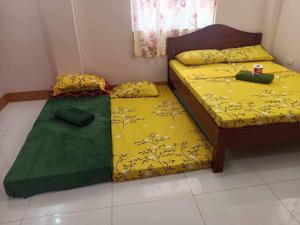 Un pat sau paturi într-o cameră la Room in BB - Aremen Transient, Nipa Hut