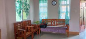 O zonă de relaxare la Room in BB - Aremen Transient, Nipa Hut