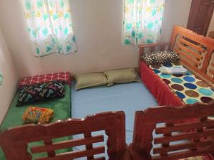 Un pat sau paturi într-o cameră la Room in BB - Aremen Transient, Nipa Hut