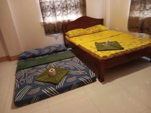 Un pat sau paturi într-o cameră la Room in BB - Aremen Transient, Nipa Hut