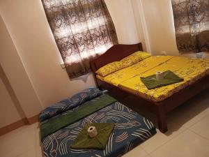 Un pat sau paturi într-o cameră la Room in BB - Aremen Transient, Nipa Hut