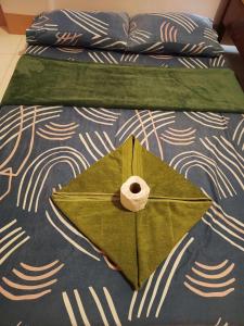 Un pat sau paturi într-o cameră la Room in BB - Aremen Transient, Nipa Hut