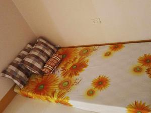 Un pat sau paturi într-o cameră la Room in BB - Aremen Transient, Nipa Hut