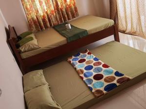 Un pat sau paturi într-o cameră la Room in BB - Aremen Transient, Nipa Hut